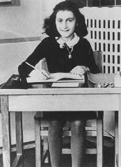 Anne Frank saat berusia 11 tahun, dua tahun sebelum akhirnya bersembunyi.